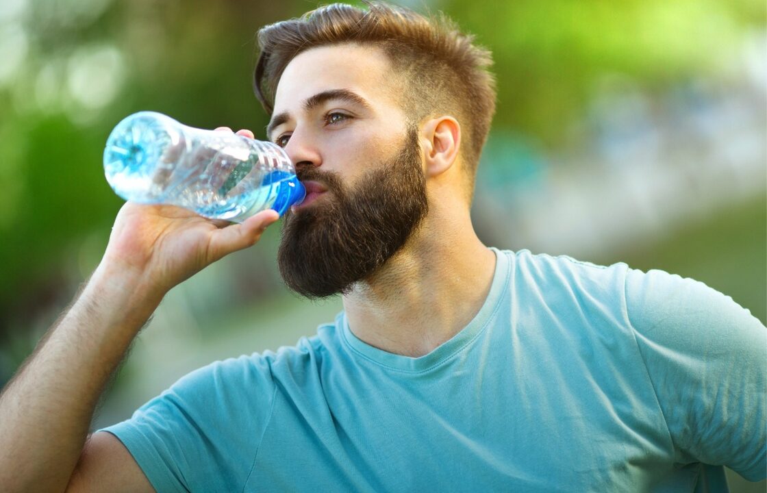 découvrez comment l'hydratation joue un rôle crucial dans la gestion du poids. apprenez les meilleures pratiques pour rester bien hydraté tout en maintenant un équilibre sain. optimisez votre bien-être en alliant liquidité et contrôle pondéral.